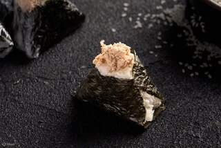 Trứng cá tuyết Pollock với sốt mayonnaise cá ngừ